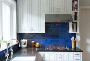 Royal blue is a stark contrast to white in this kitchen