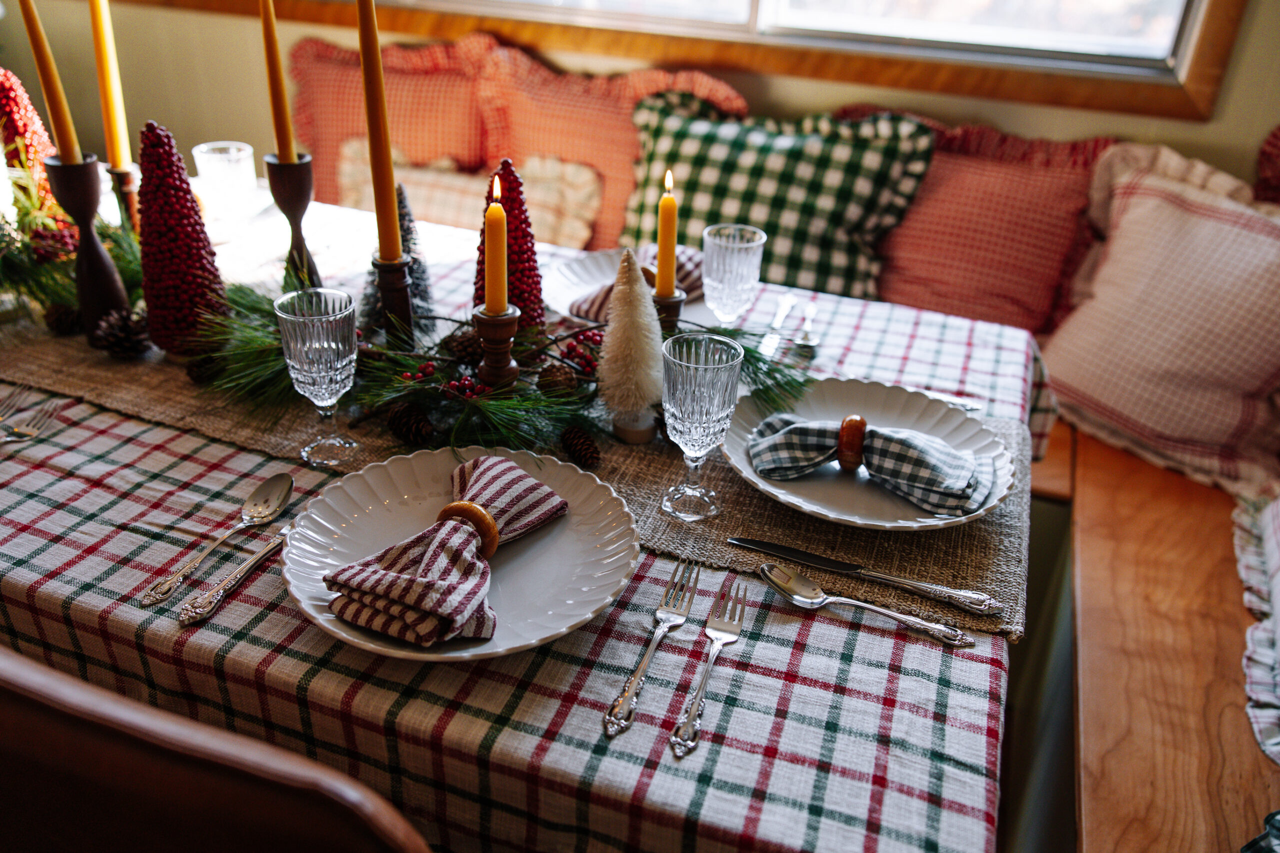 Gather Around: A Retro-Inspired Holiday Tablescape